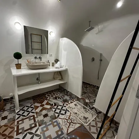 Avenoir Luxury Cave 2 Bedroom Apartment *